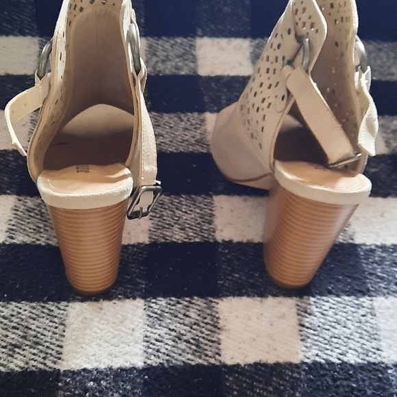 Cream colored high heels - Picture 4 of 4